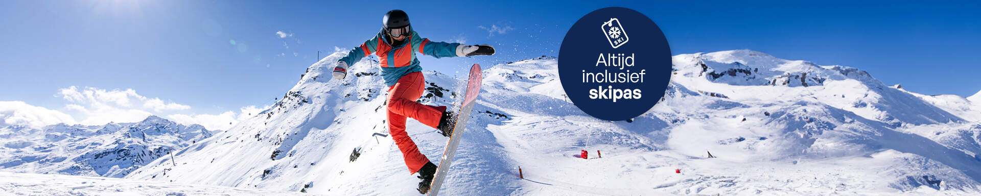 snowboarder in skigebied maakt raakt achterwaards zijn board aan tijdens sprong 