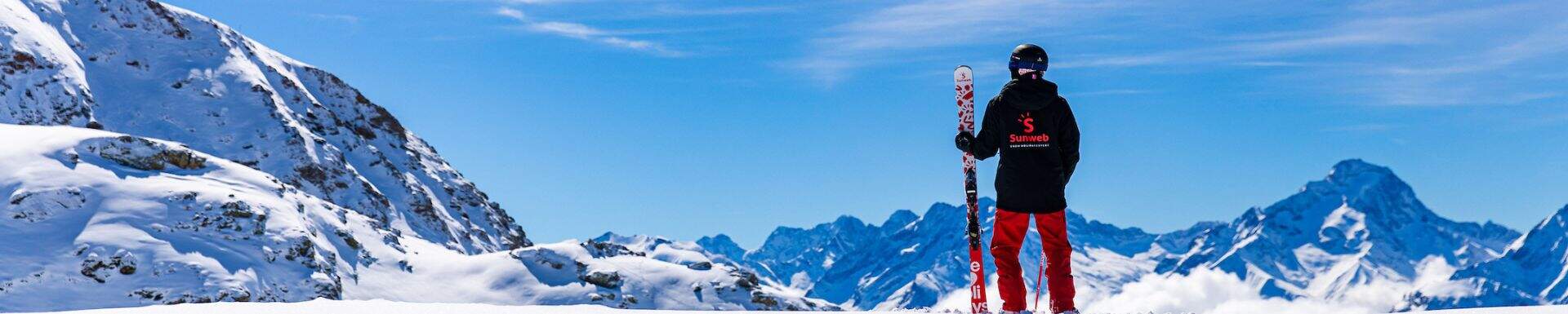 Een Sunweb gids met coole Sunweb ski's voor een berg