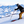 skier met skistokken in hand, glijd van piste naar beneden in besneeuwd skigebied