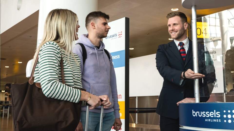 Man en vrouw checken in bij Brussels Airport