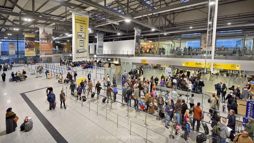 Mensen in de rij bij Airport Weeze
