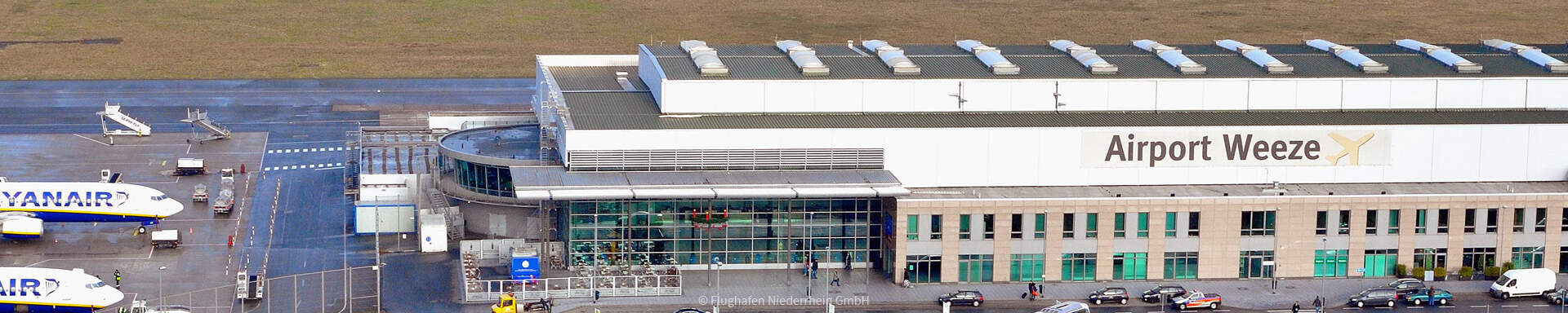 Gebouw Airport Weeze platform met vliegtuigen