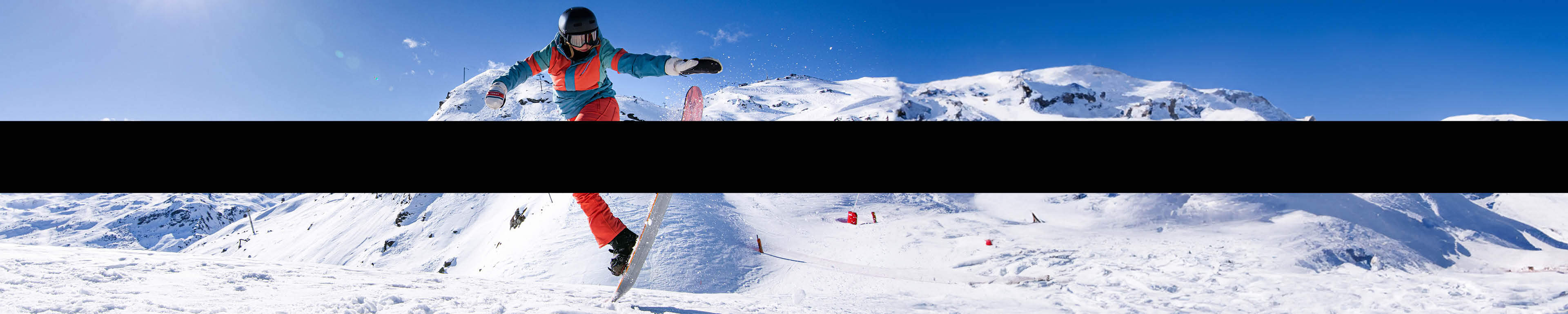 Black Friday - snowboarder op snowboard maakt een sprong in de sneeuw met bergen op de achtergrond