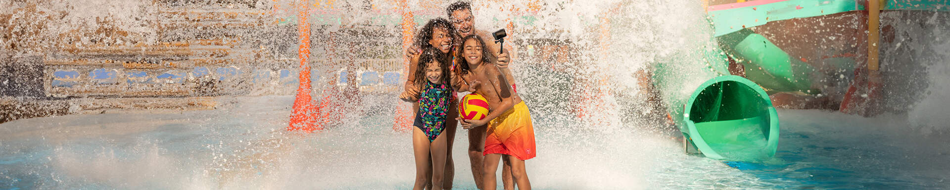 Familie in een waterpark die hun vakantie vroeg boekten bij Sunweb met kinderkorting