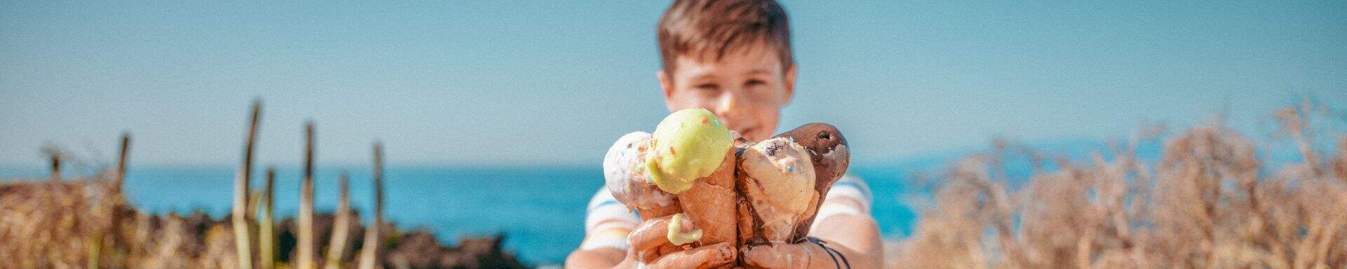 kind met een ijsje