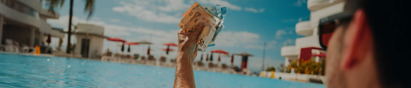 persoon met geld naast het zwembad