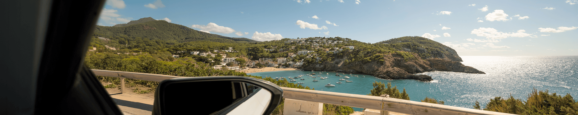 Uitzicht over bergen en zee vanuit de auto