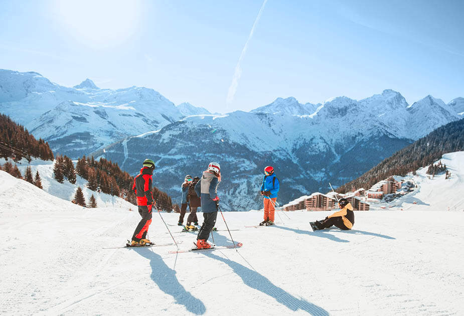 groep skiers op piste in de zon