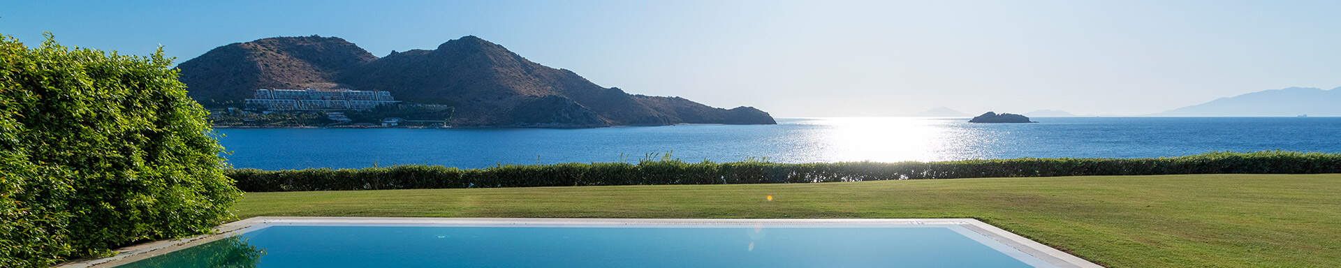 Zwembad met uitzicht op zee en bergen
