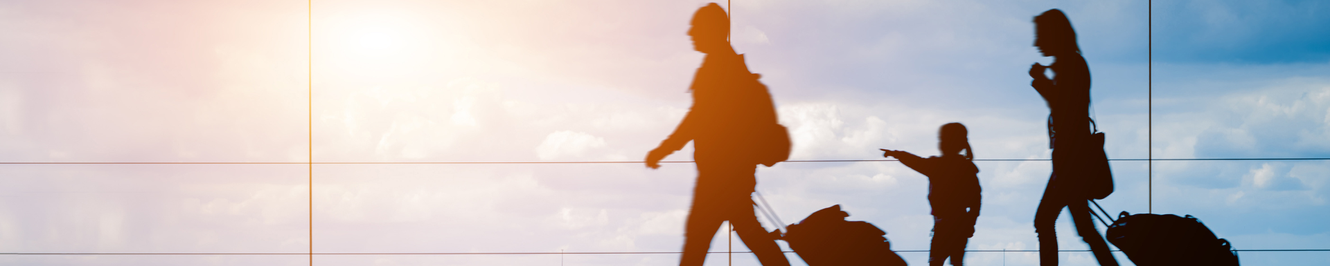 silhouetten van gezin met kind op de luchthaven op weg naar het vliegtuig voor een familievakantie met sunweb