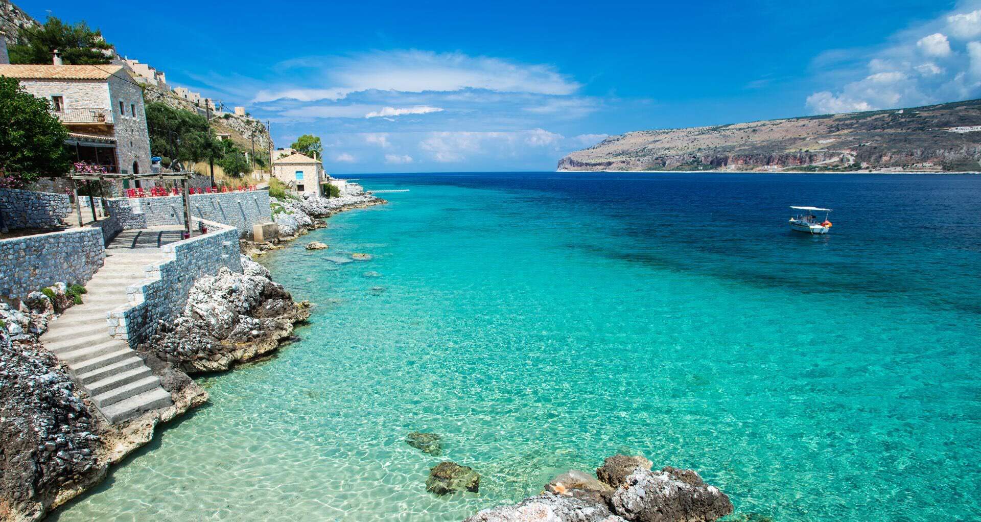 Uitzicht over het strand en het heldere zeewater van Peloponnesos