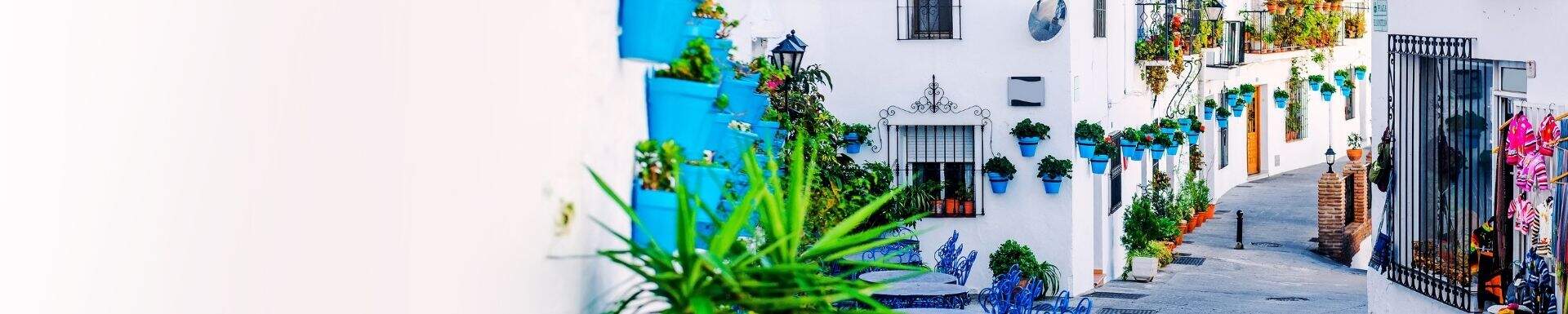 Mijas street, witte huisjes met blauwe bloempotten, costa del sol spanje 