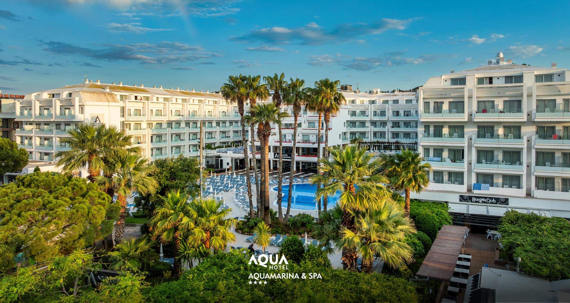 Hotel met palmbomen en zwembad Aqua