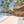 Bull hotel met zwembad en houten overdekte bar omgeven door palmbomen