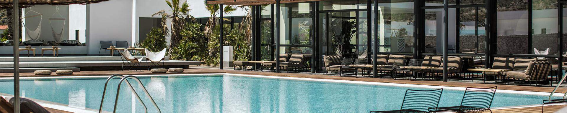 Casa Cook zwembad met ligstoelen in Puerto del Carmen op Lanzarote