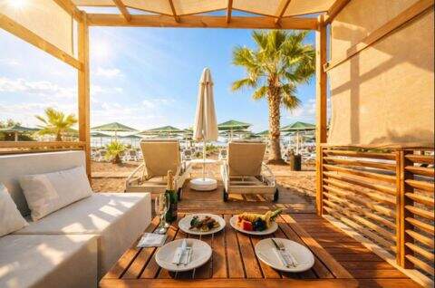 terras,ligbedden,palmboom,strand,parasols