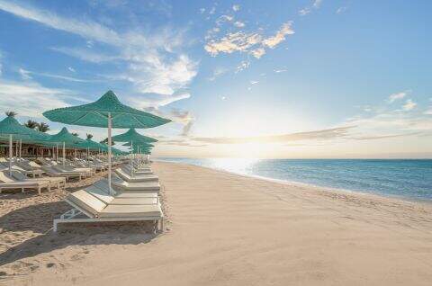 strand,zon,ligbdden,parasols