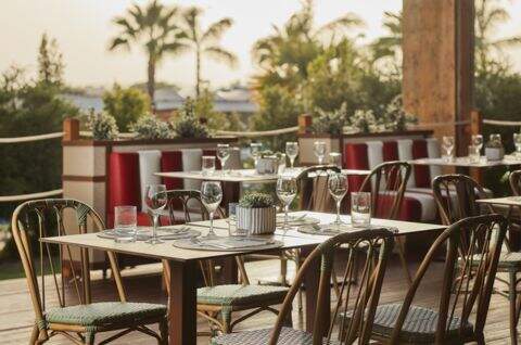 Genieten van een diner aan een gedekte tafelmet wijnglazen in een Tivoli hotel