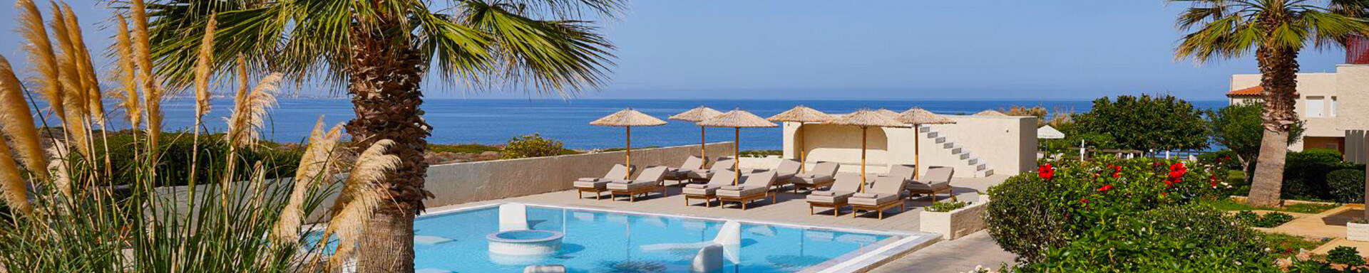 Zwembad van Vasia Sea Retreat met ligbedjes en uitzicht over zee