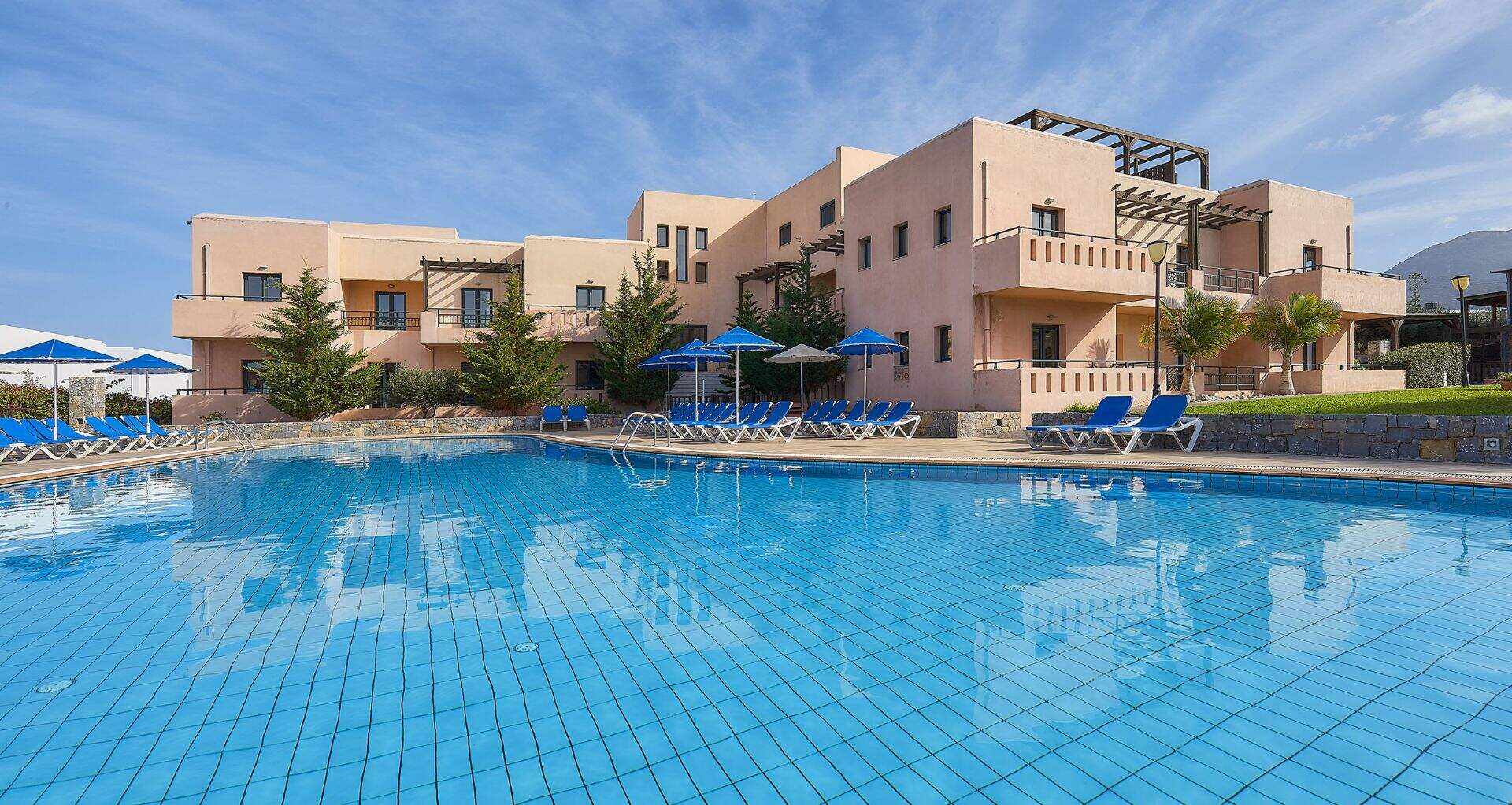 Hotel Vasia Resort & Spa zwembad met ligbedden en blauwe parasols