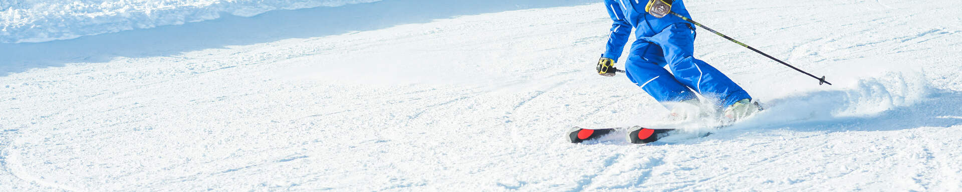 Persoon in blauw pak is aan het skiën