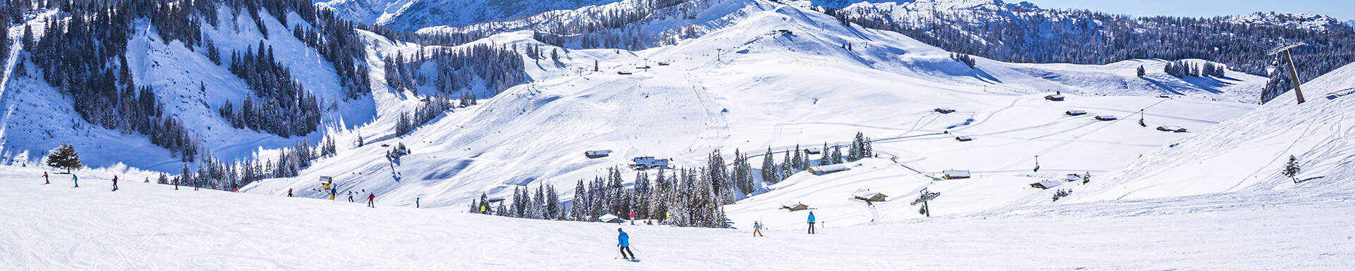 Mensen skiën van een piste bij Flachau