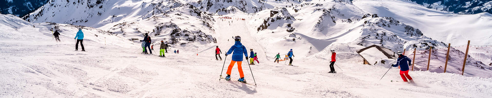 Personen skiën van een besneeuwde berg af in Gerlos