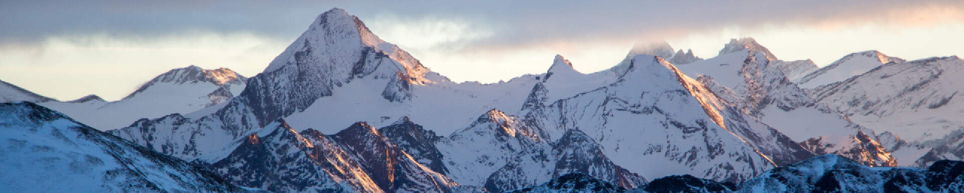 Besneeuwde bergtoppen in skigebied Saalbach-Hinterglemm