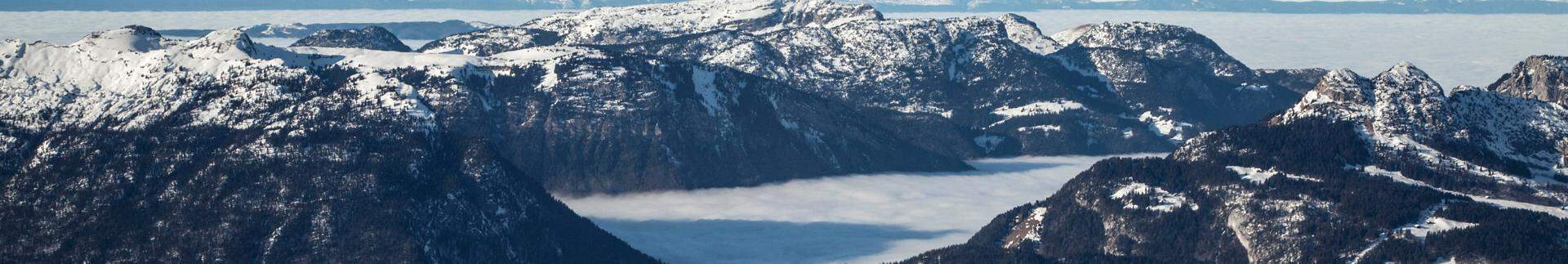 De bergen van Manigod, Frankrijk, met besneeuwde toppen