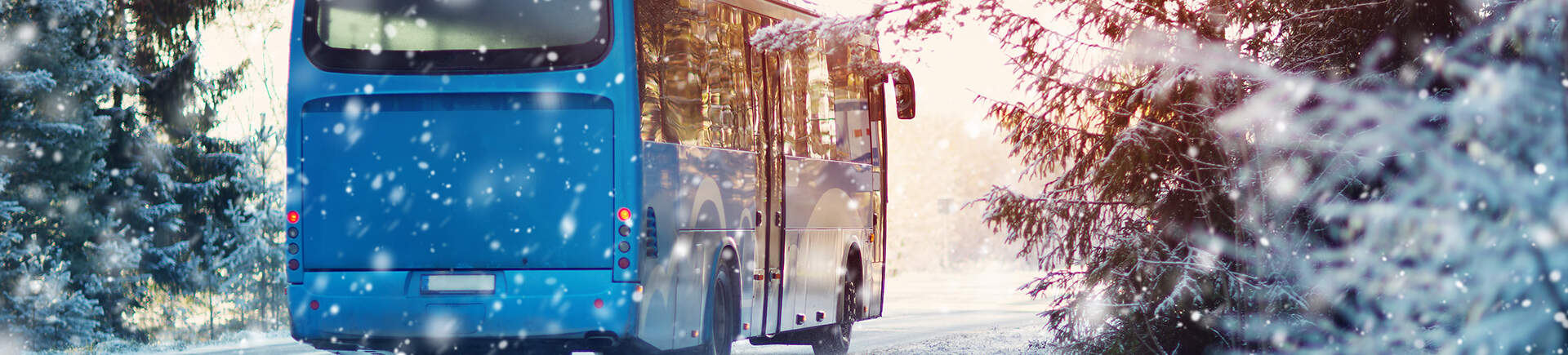 Een bus die door het wintersportgebied van Frankrijk rijdt