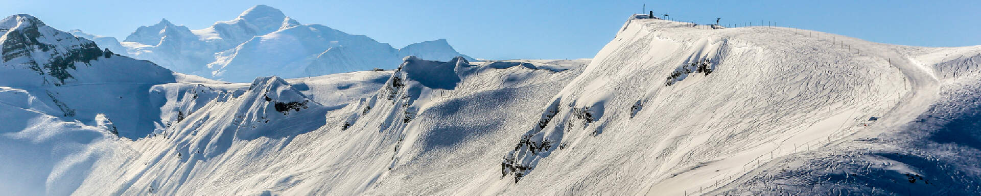 Besneeuwde huisjes in het bergachtige landschap van Chatel