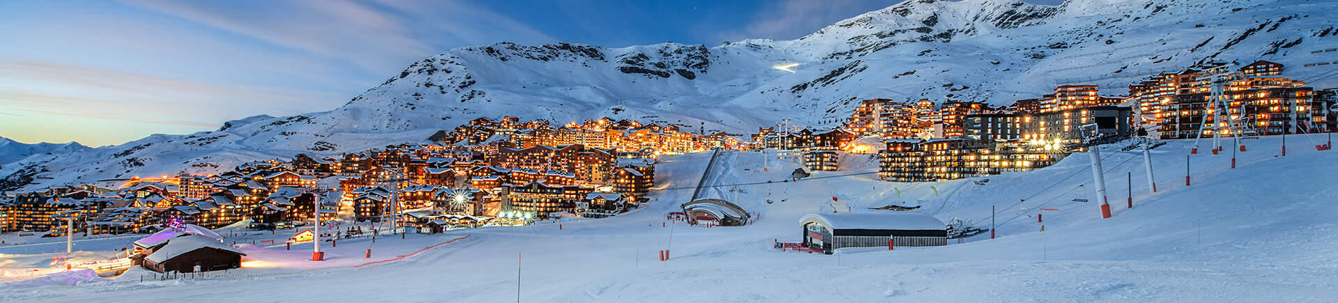 Gezellig verlichte huizen op een berg in Val Thorens