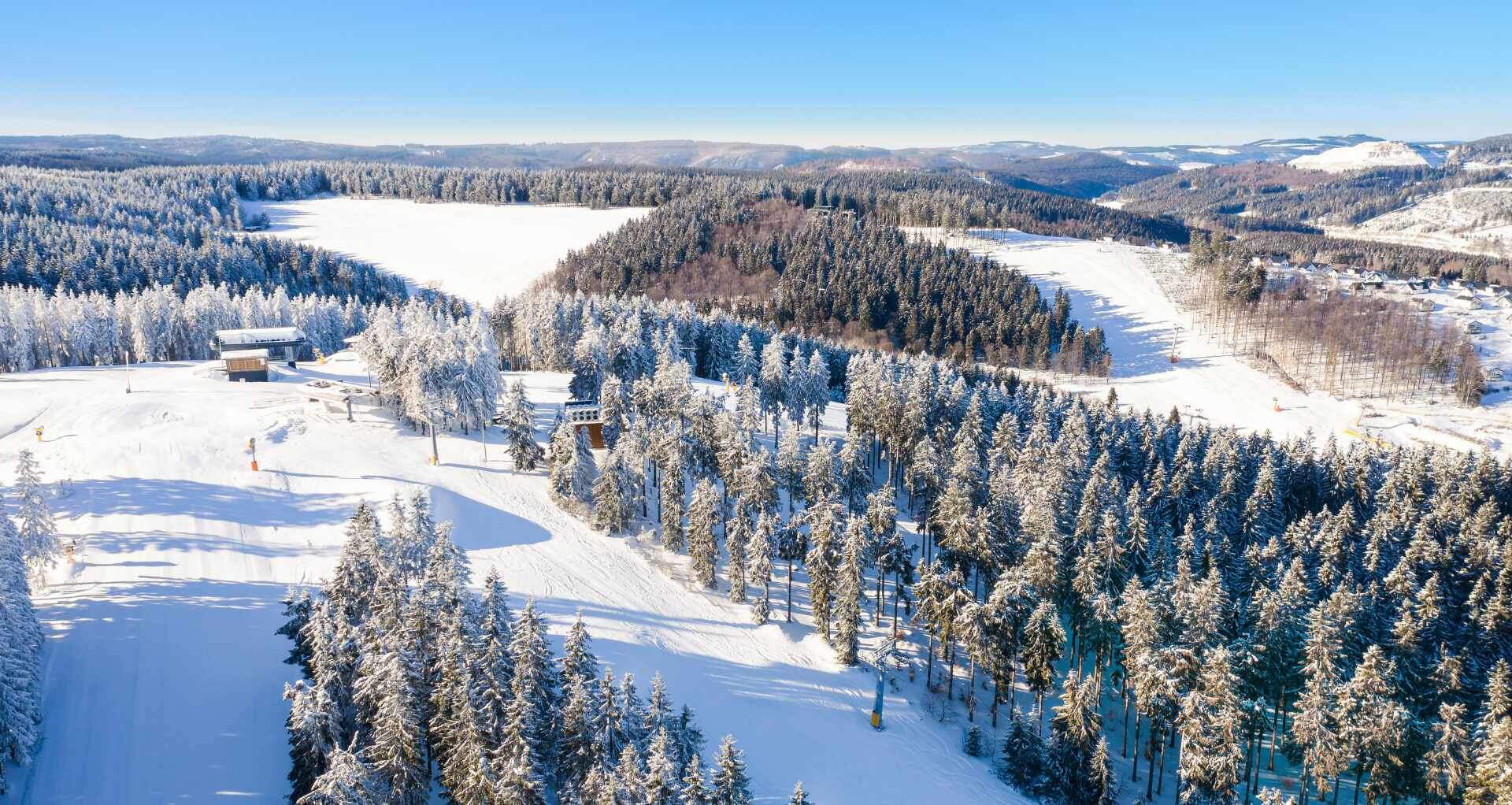 pistes sneeuw witte pistes bomen stoeltjeslift winterberg