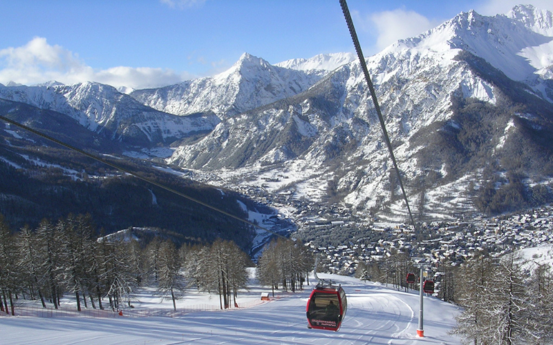 skilift door bergen van skigebied italie