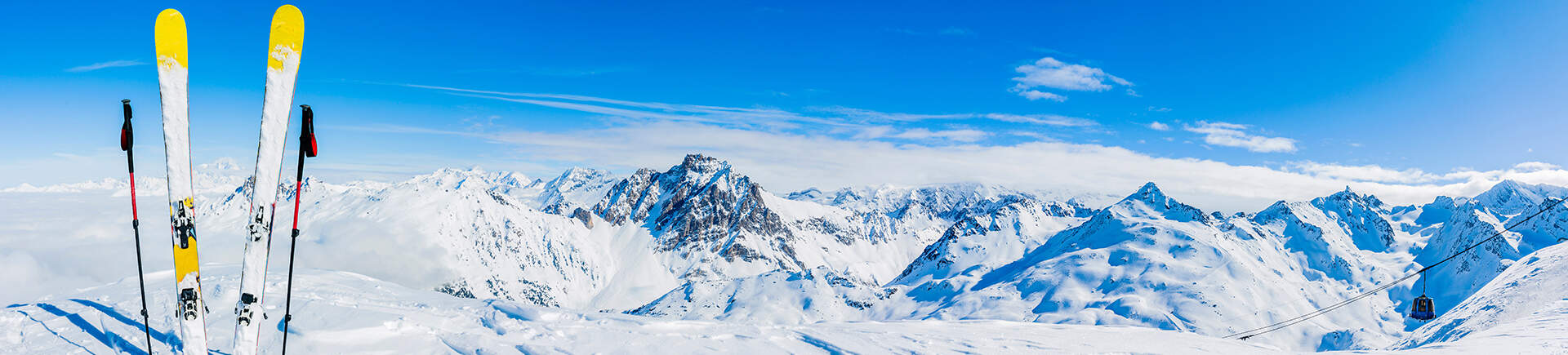 Twee ski's boven op een berg in Italië
