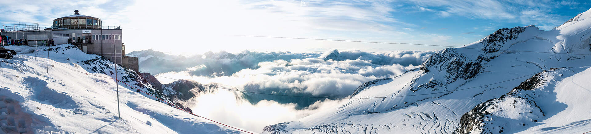 Berglandschap boven de wolken in Zwitserland