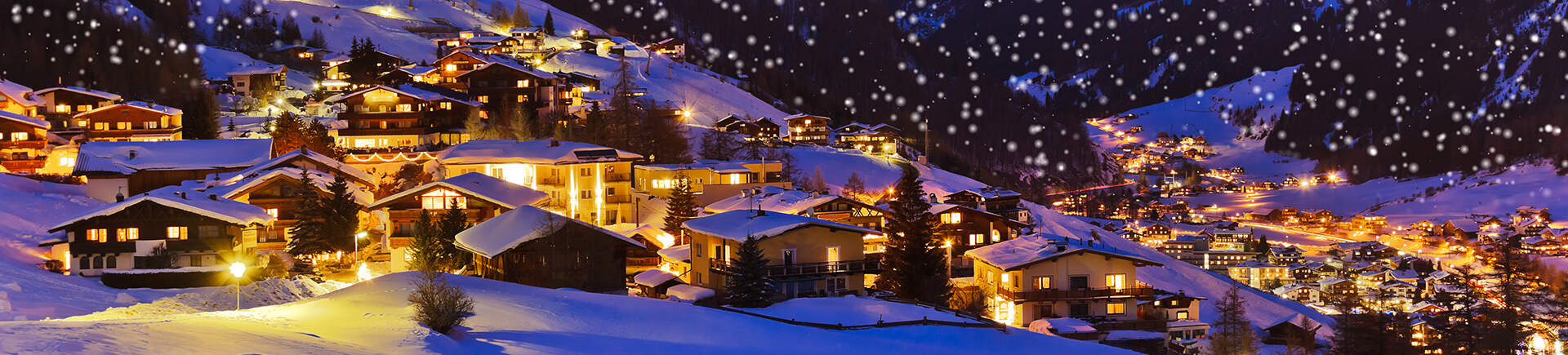 Gezellige huisjes met kerstverlichting in de bergen