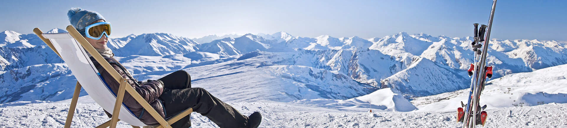 Vrouw op een stoel in de zon, boven op een berg