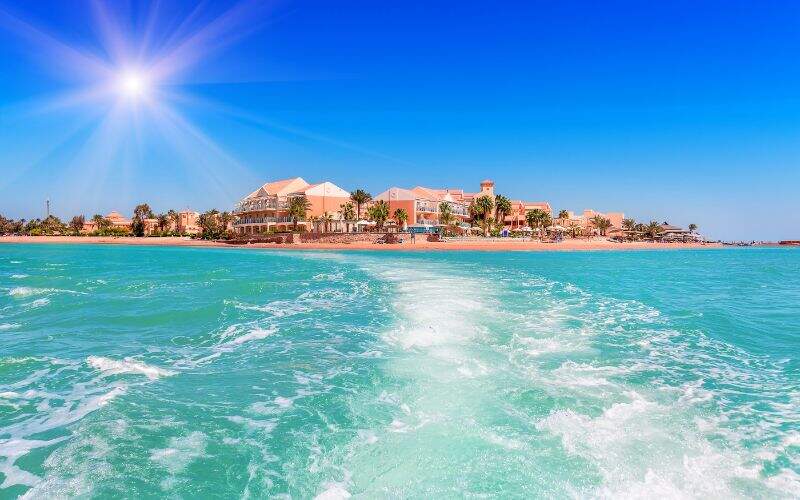 uitzicht op el gouna egypte vanaf de boot op helderblauwe zee en felle zon