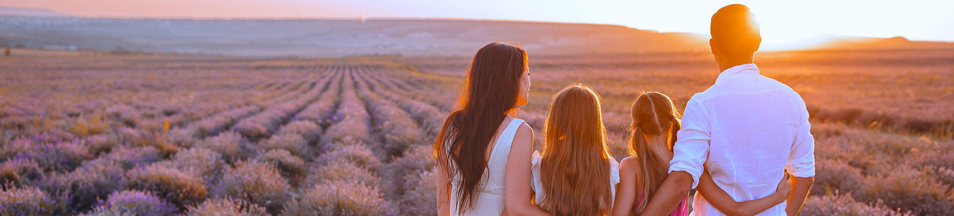 Gezin uitkijkend op lavendelveld in Frankrijk
