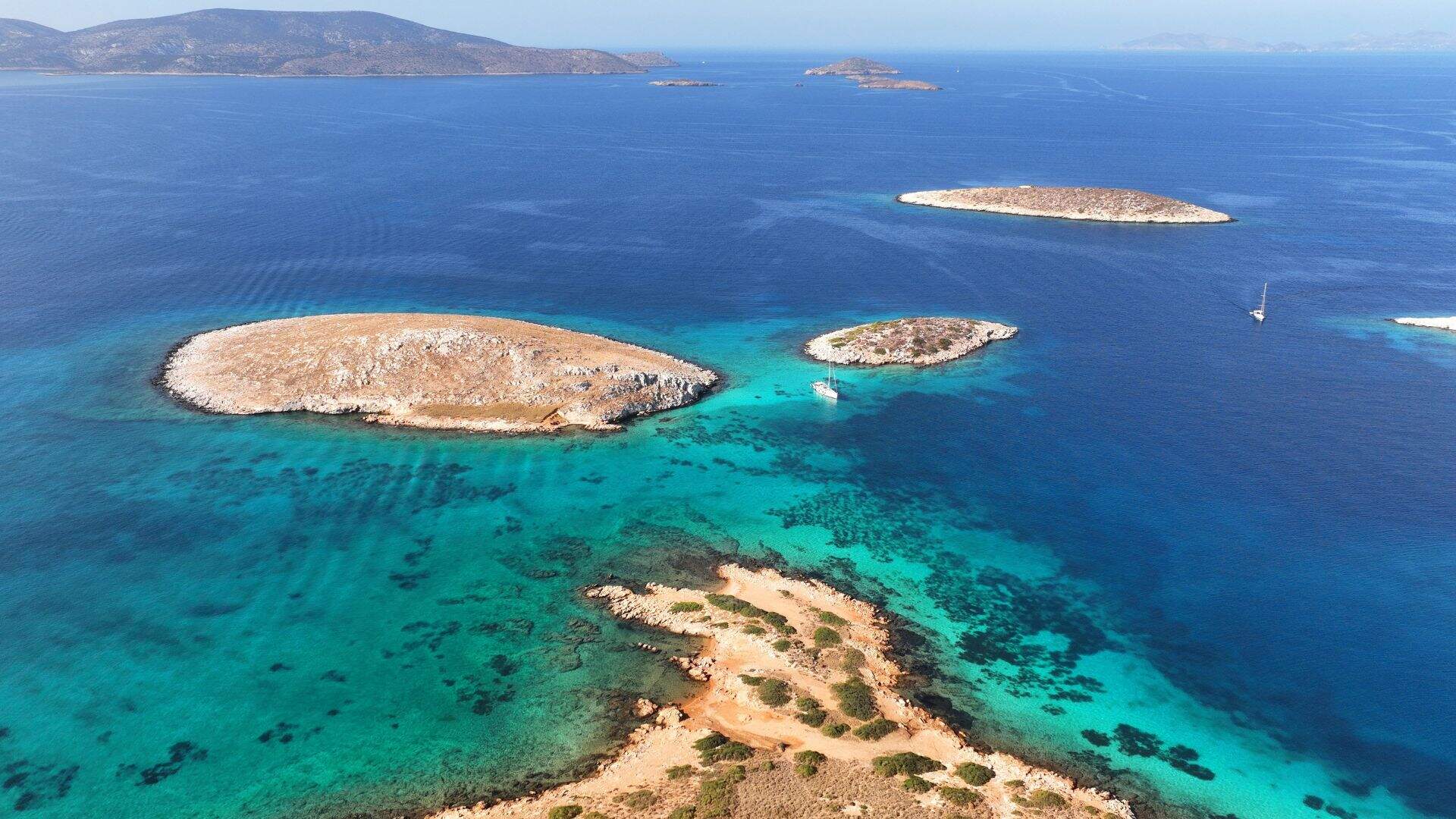 Eiland met blauwe zee, Atheense Riviera, Griekenland