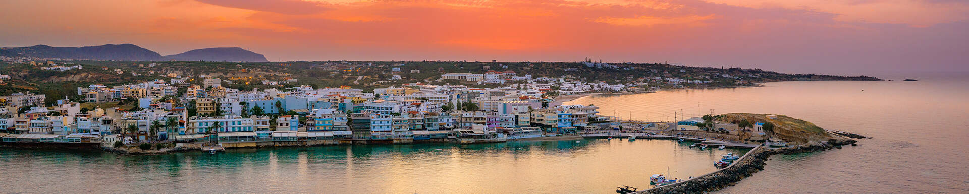 Kust van Chersonissos in Griekenland, met zonsondergang