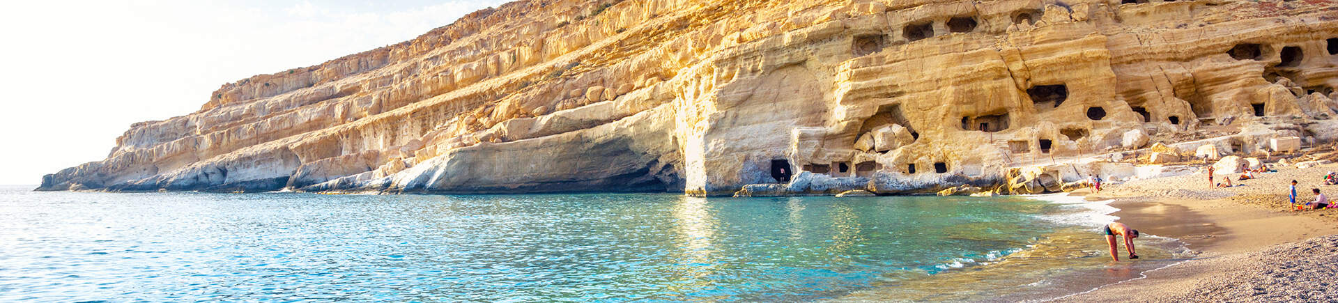 Strand van Kreta met een rotsachtige kust