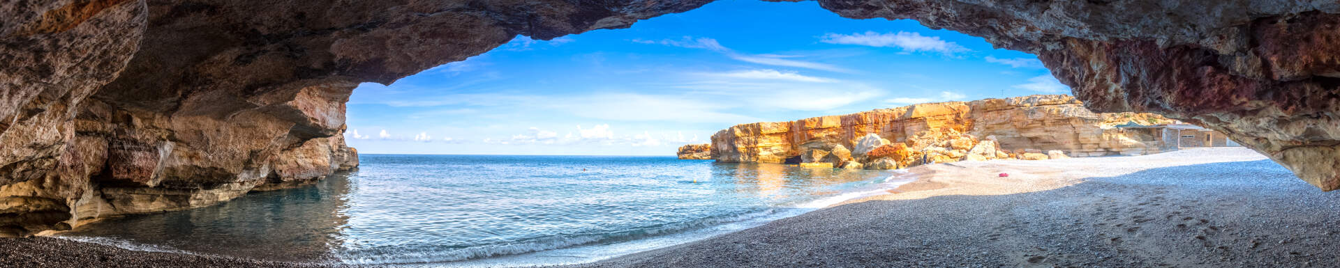Zonnig strand aan de kust van Kreta, Griekenland