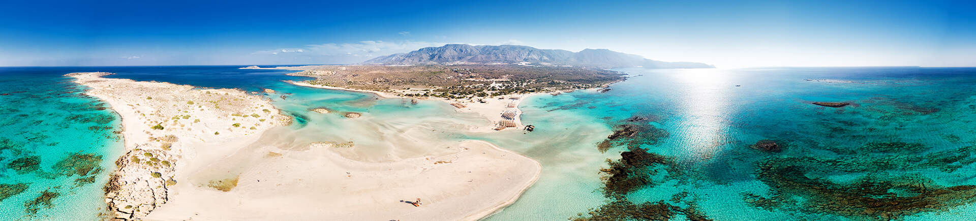 Bovenaanzicht van het Griekse eiland Kreta, omringd door een helderblauwe zee