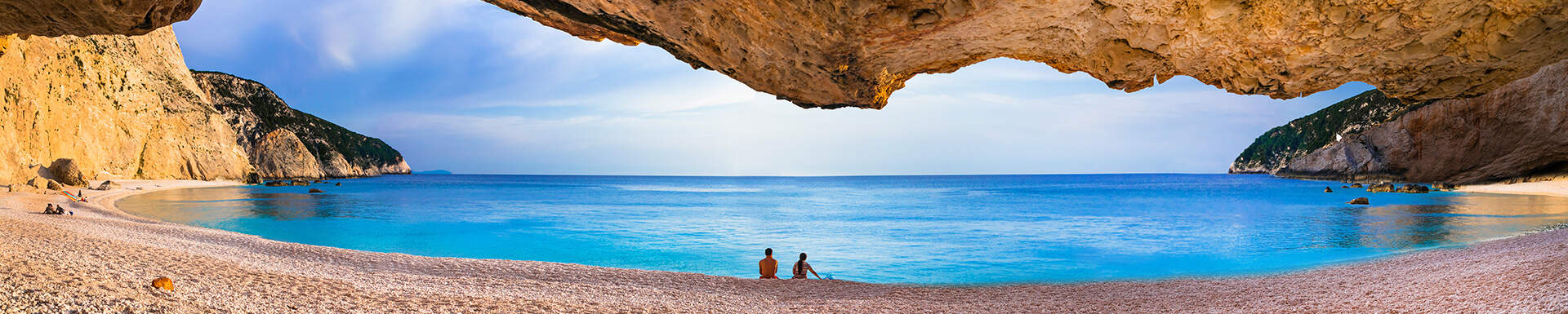 Twee mensen die op het strand zitten van Lefkas, Griekenland