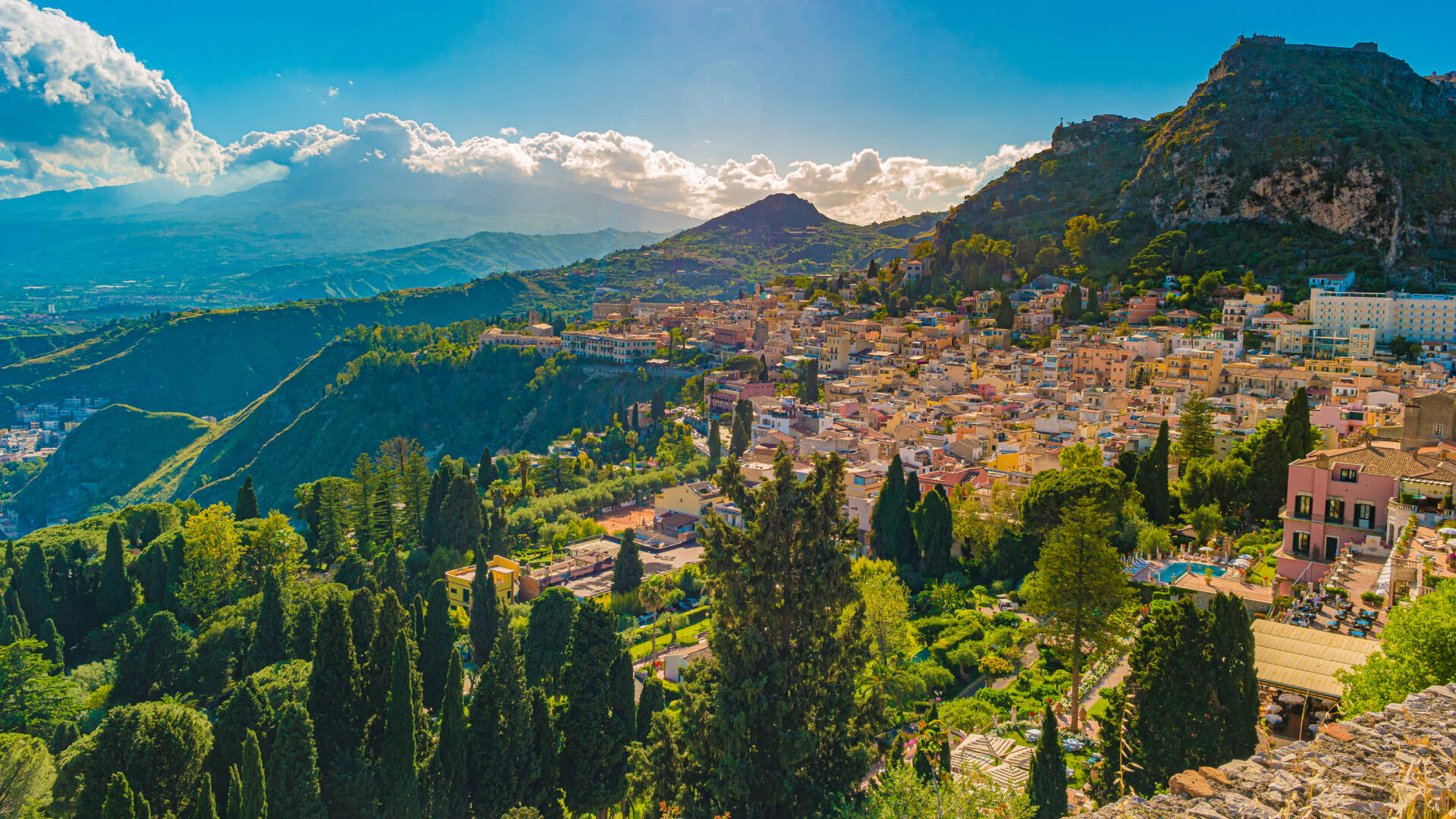 Zonnige vallei met vakantiewoningen omgeven door groen op Naxos, Griekenland