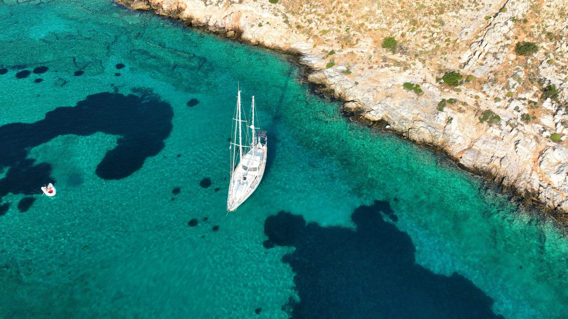 Griekenland, Paxos, blaauwe zee met zeilboot