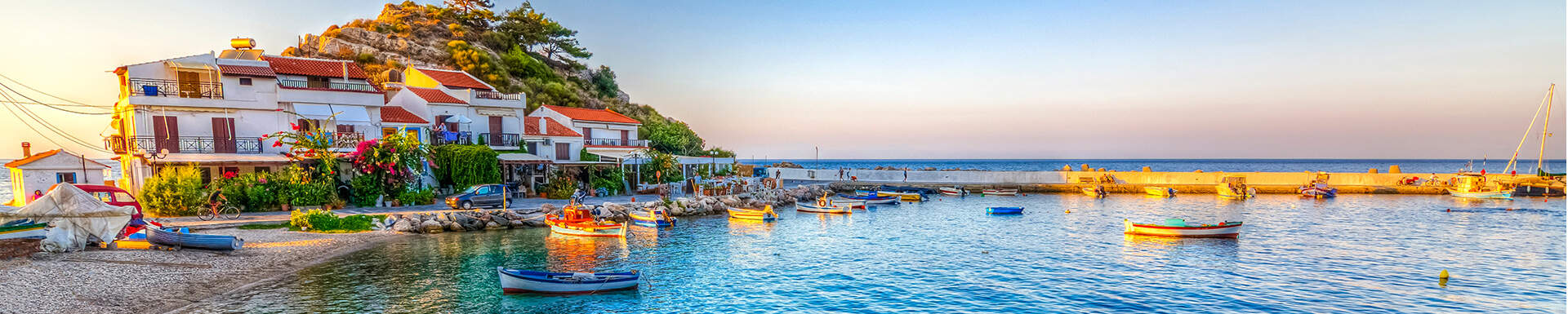 Kleurrijke huizen op Samos, met bootjes in de zee