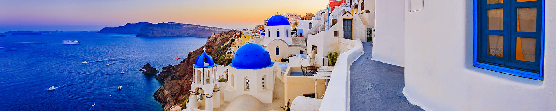 De witte huisjes met blauwe daken op Santorini, Griekenland